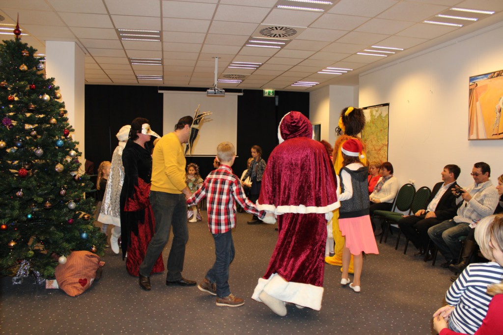 omnicultura e.V. Kinderfest am Jahresende 2014 - Berlin - Weihnachtsfest - Auch die böse Hexe will mitfeiern