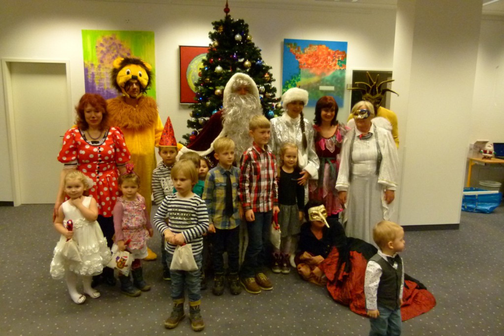 omnicultura e.V. Kinderfest am Jahresende 2014 Berlin - Weihnachtsfest - Die Kleinen mit süßer Bescherung