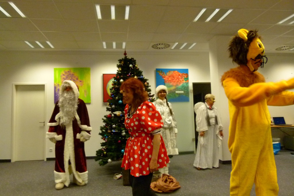 omnicultura e.V. Kinderfest am Jahresende 2014 Berlin - Weihnachtsfest - Maus, Engel und Löwe eilen zur Hilfe